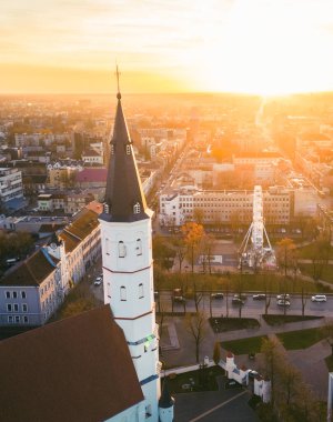 Güneşli bir sonbahar gününde şehir manzarası ve kare manzaralı Litvanya 'daki hava manzaralı Siauliai güneş şehri. Siauliai Saint Havari Peter ve Paul Katedrali. Baltık 'ta ziyaret etmek için popüler bir hedef.