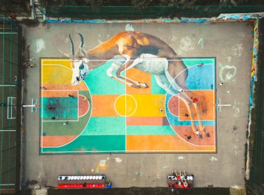 Tiflis, Gürcistan - 8 Temmuz 2024: Hava manzaralı çocuklar yaz tatillerini dışarıda, güzel yeşil bir mahallede dışarıda basketbol oynayarak geçiriyorlar. Gençlik refahı ve aktif yaşam tarzı spor kavramı