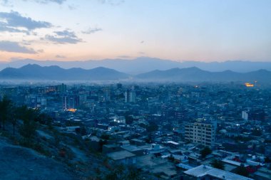 Kabil, Afganistan - 20 Ekim 2023: güneşli bir günde hava manzaralı başkent manzarası. Konut binaları mimarisi ve yüksek binalar