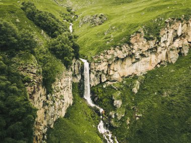 Yeşil kafkas dağlarında Arsha şelalesi nehri. KAzbegi Ulusal Parkı. Görecek ve yapacak şeyler. Popüler gezi gezisi eğlencesi. Gürcistan seyahat hedefi kavramı