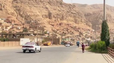 Vadideki geleneksel yerleşim yeri olan ıssız bir arazi. Afganistan Kırsal Köy Panorama Dağların arka planına sahip