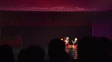 Hanoi, Vietnam - 15 Şubat 2024: İzleyiciler ünlü Vietnamlı Uzun Su Kuklası Şovu 'nu izliyorlar.
