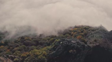 Kojori Kalesi dağ sırtı üzerindeki hava 4k ilham verici kadın yürüyüşçü kaşifi Gürcistan 'ın sisli ve dramatik manzarasının tadını çıkarıyor. Gürcistan Kültür Mirası Anıtı