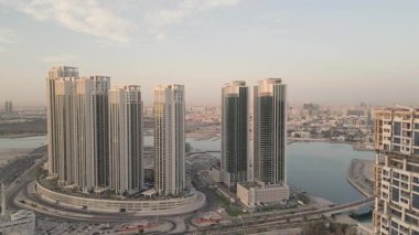 Abu Dabi, BAE - 25 Nisan 2025: Şehir manzaralı havadan panorama lüks gayrimenkul apartmanları. İş merkezleri, gayrimenkul büyümesi, Ortadoğu 'da gelecekteki kentsel kalkınma