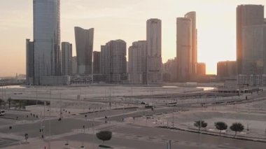 Abu Dabi, BAE - 25 Nisan 2025: hava manzaralı apartman ve boş arazi alanındaki iş kompleksi. Sabah otoyol. Satılık arazi. Kentsel büyüme ve emlak gelişimi BAE ufuk çizgisine karşı