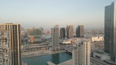 Abu Dabi, BAE - 25 Nisan 2025: Cleveland Kliniği dış görünüşü Abu Dabi, BAE 'nin önde gelen tıp merkezi dünya standartlarında sağlık hizmetleri ve gelişmiş tedavi tesisleri