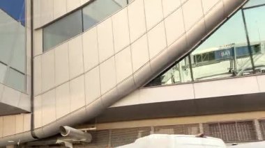 Abu dhabi, BAE - 28 Nisan 2025: Abu Dabi Uluslararası Zayed Havaalanı 'nda otobüs durgun bir yolcu transferi sırasında terminale ulaşır. Geliş kapısına varış