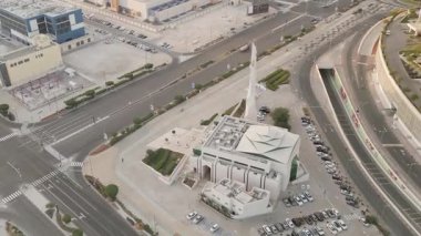 Abu Dabi, BAE - 25 Nisan 2025: Abu Dabi 'deki El-Aziz Camii' nin hava manzarası, İslam mimarisi, minareler ve BAE 'nin kültürel önemi.