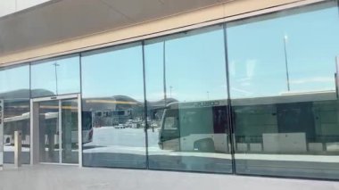 Abu dhabi, BAE - 28 Nisan 2025: Abu Dabi Uluslararası Zayed Havaalanı 'nda otobüs durgun bir yolcu transferi sırasında terminale ulaşır. Geliş kapısına varış