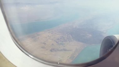 Orta Doğu Adaları 'nın Yenilenebilir Enerjisi üzerinden uçarken yolcuların uçuş koltuklarından hava görüntüsü