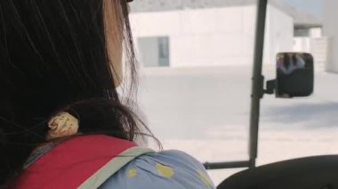 Abu Dhabi, BAE - 25 Nisan 2025: Turist kadın Abu Dabi 'deki Louvre Müzesi' ne götürüldü. Ulaşım kolaylığını ve müzenin BAE 'deki kültürel önemini yakaladı.