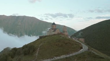 Gürcistan, Kafkasya dağlarının bir simgesi olan Kazbek Dağı yakınlarındaki antik Gergeti Trinity kilisesi Tsminda Sameba 'nın hava manzarası