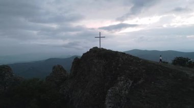 Beyaz kadın yokuş aşağı gidiyor. Meşhur Azeula kaleleri tepeyi aşıyor. Gürcistan 'da popüler turistik yerleri geziyor. Manzaralı Kafkas Dağları Panoraması