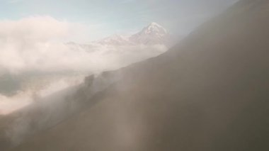 Kazbek Dağı veya Kazbegi Dağı 'ndaki hava yakınlaştırması, Gürcistan' ın Kafkasya bölgesinin en büyük dağlarından biridir. Kazbegi Ulusal Parkı. Gürcistan dağları tırmanma konsepti
