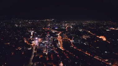 Tiflis, Gürcistan - 13 Temmuz 2023: Shota Rustaveli Bulvarı üzerinde uçuyor. Gece Biltmore Tiflis Oteli 'nin hava görüntüsü.