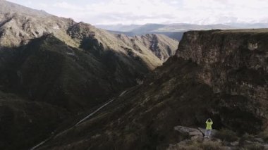 Gökyüzü manzaralı kadın yürüyüşçü turist Ermenistan 'ın kırsal kesimlerinde manzaranın tadını çıkarıyor. Ermenistan Kafkas dağlarında gezi gezisi kavramını keşfediyor