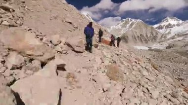 Yürüyenleri kapatın zorlu dağlık arazide yürüyüş yapın, EBC 'den Everest' e giden yolu daraltın. EBC yürüyüşü. Nepal 'de popüler Himalayalar' a zorlu bir yolculuk