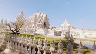 Chiang Rai, Tayland - 1 Şubat 2024: Wat Rong Khun ya da Beyaz Tapınak 'ın turisti - Pa O Don Chai, Mueang Bölgesi, Chiang Rai Bölgesi, Tayland' daki ünlü Budist tapınağı. Asya 'nın ünlü simgesi.