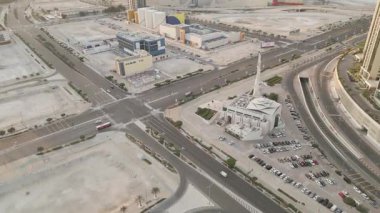 Abu Dabi, BAE - 25 Nisan 2025: Abu Dabi 'deki El-Aziz Camii' nin hava manzarası, İslam mimarisi, minareler ve BAE 'nin kültürel önemi.
