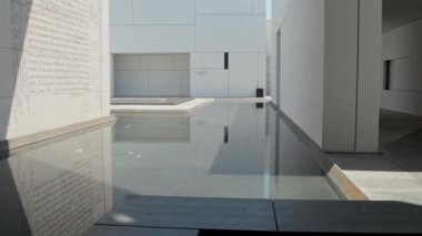 Abu dhabi, BAE - 26 Nisan 2025: Louvre Abu Dabi 'nin dış mekanı, ikonik kubbe ve liman manzarası, BAE' deki mimari ve kültürel ifade yeniliklerini gözler önüne seriyor.
