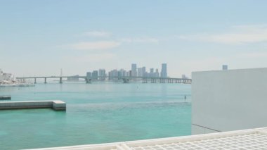 Louvre Abu Dabi Müzesi 'nden şehir siluetine ve Şeyh Halife Köprüsü' ne kadar panoramik manzara Louvre Abu Dabi Köprüsü 'nden görünür.