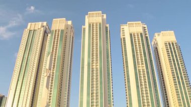 Robot Abu Dabi Havaalanı Akıllı Seyahat Deneyimi 'nde Su Hizmeti Veriyor. Lüks salonda misafir. Yapay zeka ve otomasyon yoluyla günlük hayatta hizmet veren kavramsal teknoloji