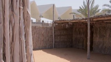 Geleneksel Emirati barasti evi, aynı zamanda areesh olarak da bilinir, palmiye yapraklarından inşa edilmiştir. Bu yapılar, petrol çağından önce BAE 'deki kıyı ve çöl toplumlarının sürdürülebilir çöl mimarisini yansıtıyor..