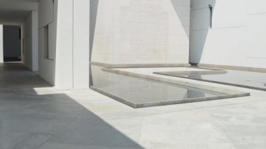 Abu dhabi, BAE - 26 Nisan 2025: Louvre Abu Dabi 'nin dış mekanı, ikonik kubbe ve liman manzarası, BAE' deki mimari ve kültürel ifade yeniliklerini gözler önüne seriyor.