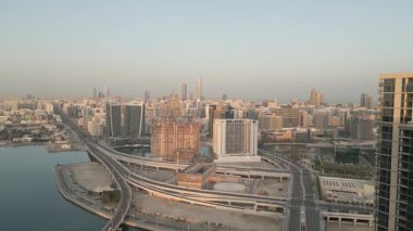 Abu Dabi, BAE - 25 Nisan 2025: Hava Panorama Modern BAE gökdelenler ve ofis kuleleri, sergilenen iş merkezleri, gayrimenkul büyümesi, Ortadoğu 'da gelecekteki kentsel gelişim