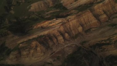 Gökkuşağı ya da kırmızı dağların üzerinden uçan gökkuşağı tepelerinin renkli katmanları Gürcistan 'da. Çarpıcı mineral desenleri, yuvarlanan tepeler yukarıdan gerçeküstü, resmedilmiş bir manzara oluşturur.
