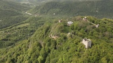 Gürcistan 'daki antik Bochorma kalesi havası manzaralı Kafkas dağlarıyla çevrili. Ortaçağ sahasında taş tahkimatlar, kubbeli kilise ve Iori Nehri vadisi üzerindeki panoramik manzaralar yer alıyor.