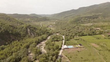 Kafkas Dağlarının Yüreğinde Seyahat ve Rahatlama İçin Kakheti Bölgesi 'ndeki Hava Panorama Otoyolu ve Lüks Villa. Etkili Uzay Planlama ve İşlevsel Mimari.