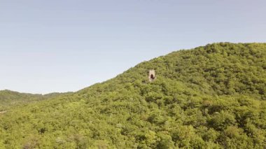 Hava manzaralı Chekili Kulesi. Gürcistan 'ın Kakheti kentindeki gizli Ortaçağ Karakolu. Bir zamanlar stratejik bir gözcü olarak hizmet veren tecrit kulesi, bölge boyunca önemli güzergahları koruyor.