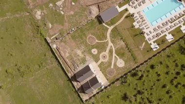 Ujarma Kalesi Antik Hilltop Kraliyet Kalesi ve Gürcistan 'ın Kakheti kentindeki İber Krallarının Stratejik Kalesi' nin oradaki asfalt kavisli yolda hava aracı sürüyor....