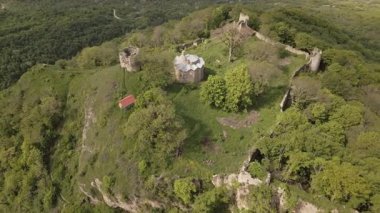 Gürcistan 'daki antik Bochorma kalesi havası manzaralı Kafkas dağlarıyla çevrili. Ortaçağ sahasında taş tahkimatlar, kubbeli kilise ve Iori Nehri vadisi üzerindeki panoramik manzaralar yer alıyor.