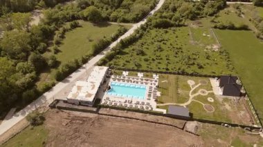 Ujarma Kalesi Antik Hilltop Kraliyet Kalesi ve Gürcistan 'ın Kakheti kentindeki İber Krallarının Stratejik Kalesi' nin oradaki asfalt kavisli yolda hava aracı sürüyor....