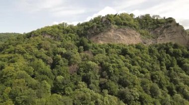 Gürcistan 'daki antik Bochorma kalesi havası manzaralı Kafkas dağlarıyla çevrili. Ortaçağ sahasında taş tahkimatlar, kubbeli kilise ve Iori Nehri vadisi üzerindeki panoramik manzaralar yer alıyor.