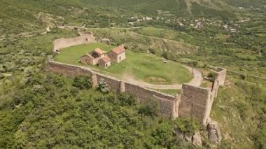 Havadan bakıldığında Manavi Kale Kompleksi. Bir Ortaçağ Kraliyet Kalesi. Gürcistan 'ın Kakheti kentindeki Iori Vadisi' ne bakan Stratejik Tepe Kalesi. Gizli mücevher manzarası gezintiye çıkıyor.
