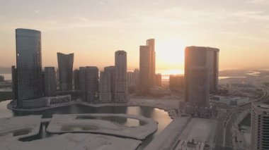 Abu Dabi, BAE - 25 Nisan 2025: Hava Panorama Modern BAE gökdelenler ve ofis kuleleri, sergilenen iş merkezleri, gayrimenkul büyümesi, Ortadoğu 'da gelecekteki kentsel gelişim