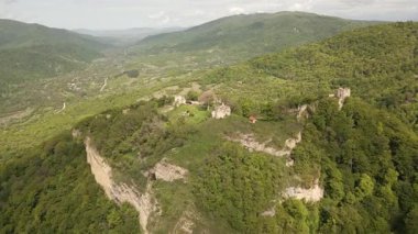 Gürcistan 'daki antik Bochorma kalesi havası manzaralı Kafkas dağlarıyla çevrili. Ortaçağ sahasında taş tahkimatlar, kubbeli kilise ve Iori Nehri vadisi üzerindeki panoramik manzaralar yer alıyor.