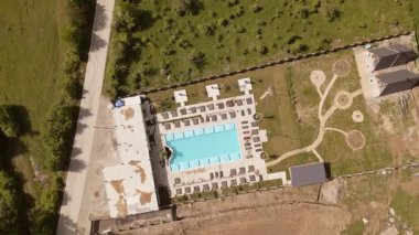 Kafkas Dağlarının Yüreğinde Seyahat ve Rahatlama İçin Kakheti Bölgesi 'ndeki Hava Panorama Otoyolu ve Lüks Villa. Etkili Uzay Planlama ve İşlevsel Mimari