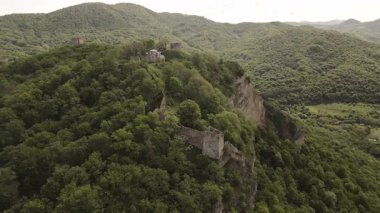 Gürcistan 'daki antik Bochorma kalesi havası manzaralı Kafkas dağlarıyla çevrili. Ortaçağ sahasında taş tahkimatlar, kubbeli kilise ve Iori Nehri vadisi üzerindeki panoramik manzaralar yer alıyor.