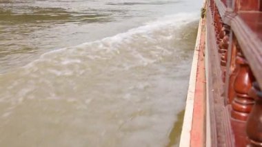 Yolcular güneydoğu Asya 'da Laos Nehri' nin Mekong tarafında ünlü bir tekneye biniyorlar. Laos 'tan Tayland' a Manzaralı nehirde yavaş tekne gezisi