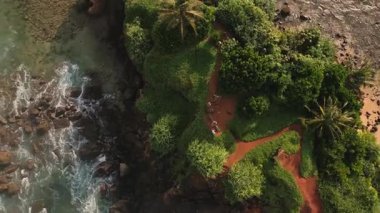 Havadan aşağı yuvarlak manzaralı turistler turkuaz suları ve yemyeşil mangrovlarla çevrili Papağan kayası adasını geziyorlar Sri Lanka kıyı şeridindeki bu küçük tropikal ada.