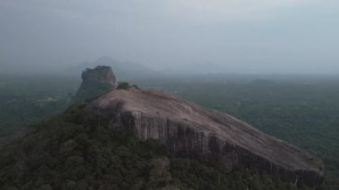 Sigirya kaya manzaralı Pidurangala Kayası ve Sri Lanka Kültür Üçgeni 'ndeki yemyeşil orman ile hava manzaralı yürüyüşçüler