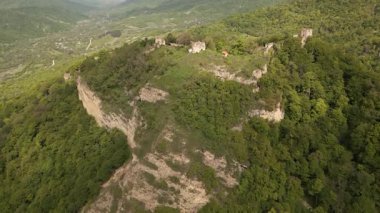Gürcistan 'daki antik Bochorma kalesi havası manzaralı Kafkas dağlarıyla çevrili. Ortaçağ sahasında taş tahkimatlar, kubbeli kilise ve Iori Nehri vadisi üzerindeki panoramik manzaralar yer alıyor.
