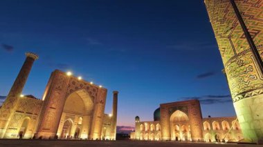 Semerkand, Özbekistan - 10 Ekim 2023: Zaman aşımı The Registan - Timurid İmparatorluğu Semerkand şehrinin kalbi. Üç medrese. Unesco Dünya Mirası Bölgesi. Ünlü popüler gece lambası gösterisi