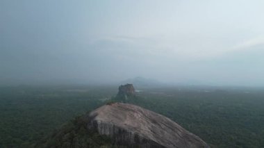 Büyüleyici hava manzarası Pidurangala Kayası ve Sigirya Kayası Sri Lanka Kültür Üçgeni 'ndeki yemyeşil ormanın üzerinde yükseliyor.