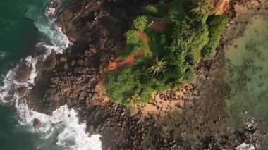 Havadan aşağı zoom manzaralı turistler turkuaz suları ve yemyeşil mangrovlarla çevrili Sri Lanka kıyı şeridindeki bu küçük tropik ada olan Papağan Kayası Adası 'nı geziyor.