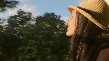 Güzel genç bayan turist seyahati, trende durup dışarıda temiz hava almanın keyfini çıkarın - sağlıklı yaşam tarzı, mutluluk, zihinsel sağlık konsepti.